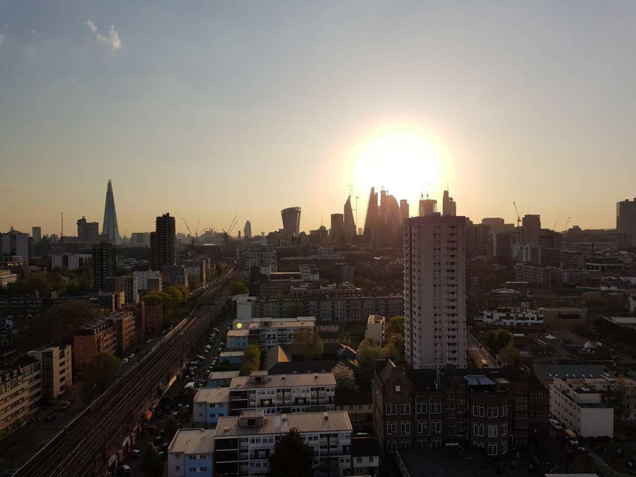Modern 1 Bedroom Apartment In E1 With Great Views Лондон Екстериор снимка